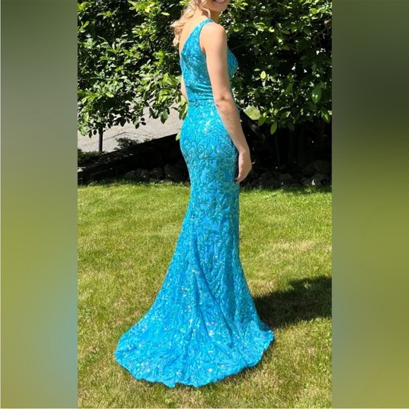 Prom Dress! 👗 - Picture 3 of 4